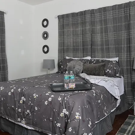 Mid-Century Comfy-Chic Chateau 3/2 Pet Friendly